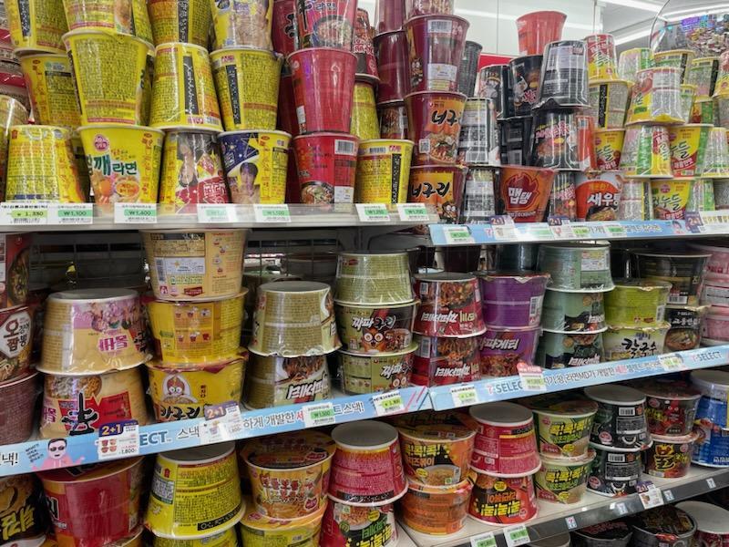 Se muestra una estantería de 'ramyeon' (fideos instantáneos) en una tienda de conveniencia en el distrito de Jongno-gu, en Seúl. | Kim Seon Ah