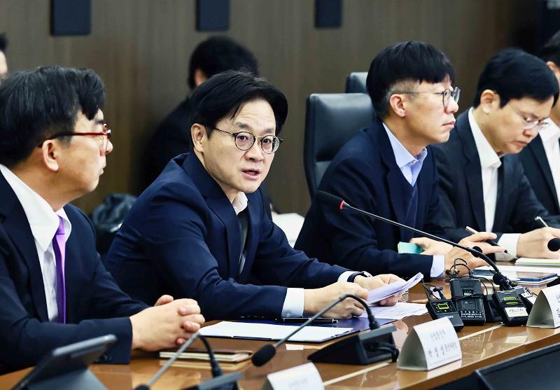 El ministro de Industria, Comercio y Recursos Kim Jung-kwan (2º por la izda.) habla durante una reunión con representantes de empresas privadas, el 23 de febrero, en Seúl, para discutir la respuesta de Corea ante los nuevos aranceles estadounidenses. |  Ministerio de Industria, Comercio y Recursos 