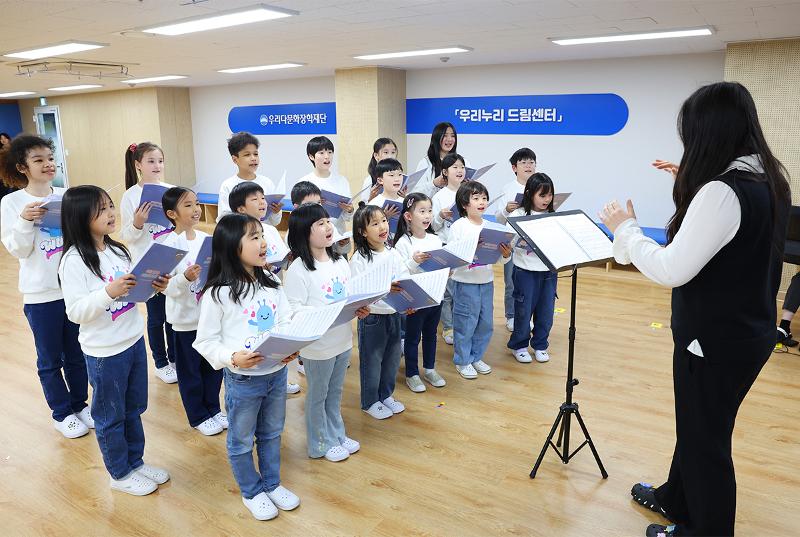 Los integrantes del coro infantil Woori ensayan el 25 de febrero en el Woori Dream Center, en el distrito de Dongjak-gu, en Seúl. El coro, que este año celebra su 14º aniversario, ofrece un espacio de aprendizaje donde niños de familias multiculturales descubren su talento y desarrollan sus sueños a través de la música. Seleccionados mediante audiciones, los miembros reciben formación sistemática y participan activamente en diversos escenarios.