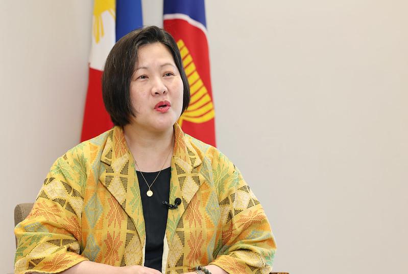 La embajadora de Filipinas en Corea, Bernadette Therese C. Fernandez, habla el 26 de febrero en su oficina en el distrito de Jung-gu, en Seúl, sobre la visita de Estado del presidente Lee Jae Myung a su país del 3 al 4 de marzo.