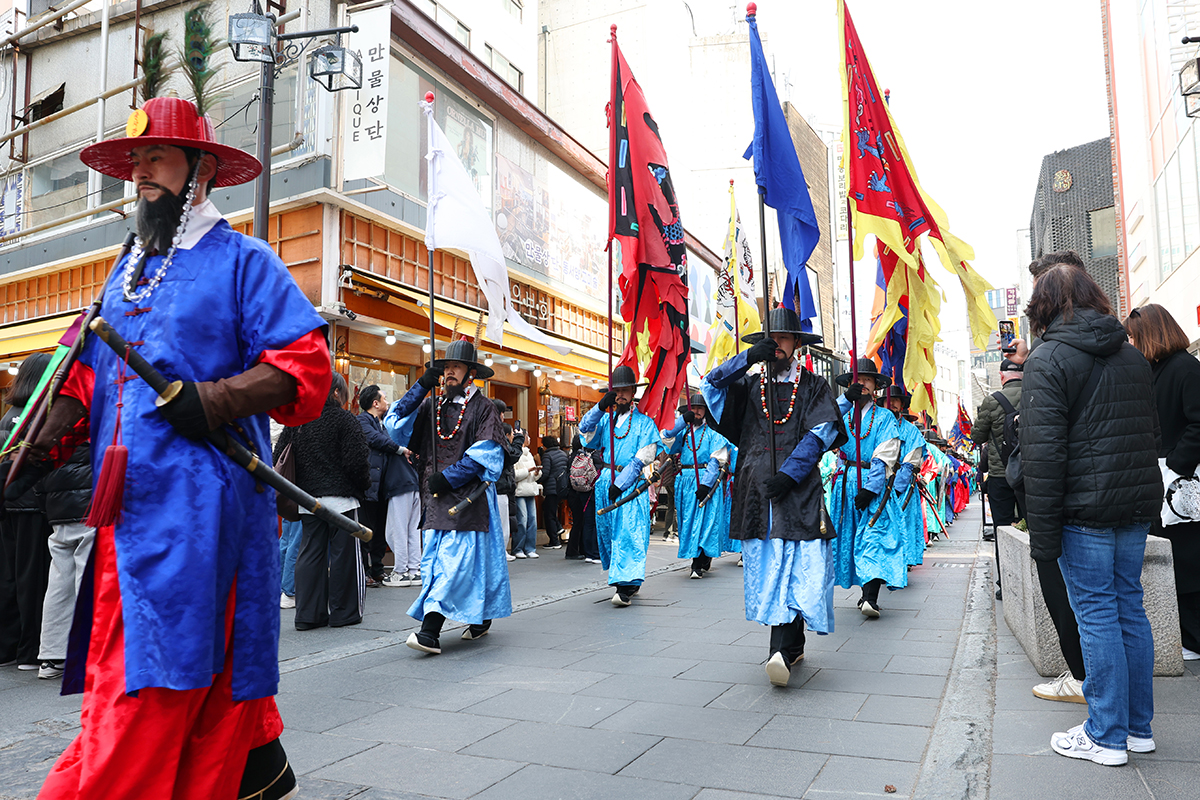El 8 de marzo, se lleva a cabo una representación del cheopjong, la ceremonia tradicional de inspección de la guardia real, en la emblemática calle cultural de Insadong, en el distrito de Jongno-gu, en Seúl.