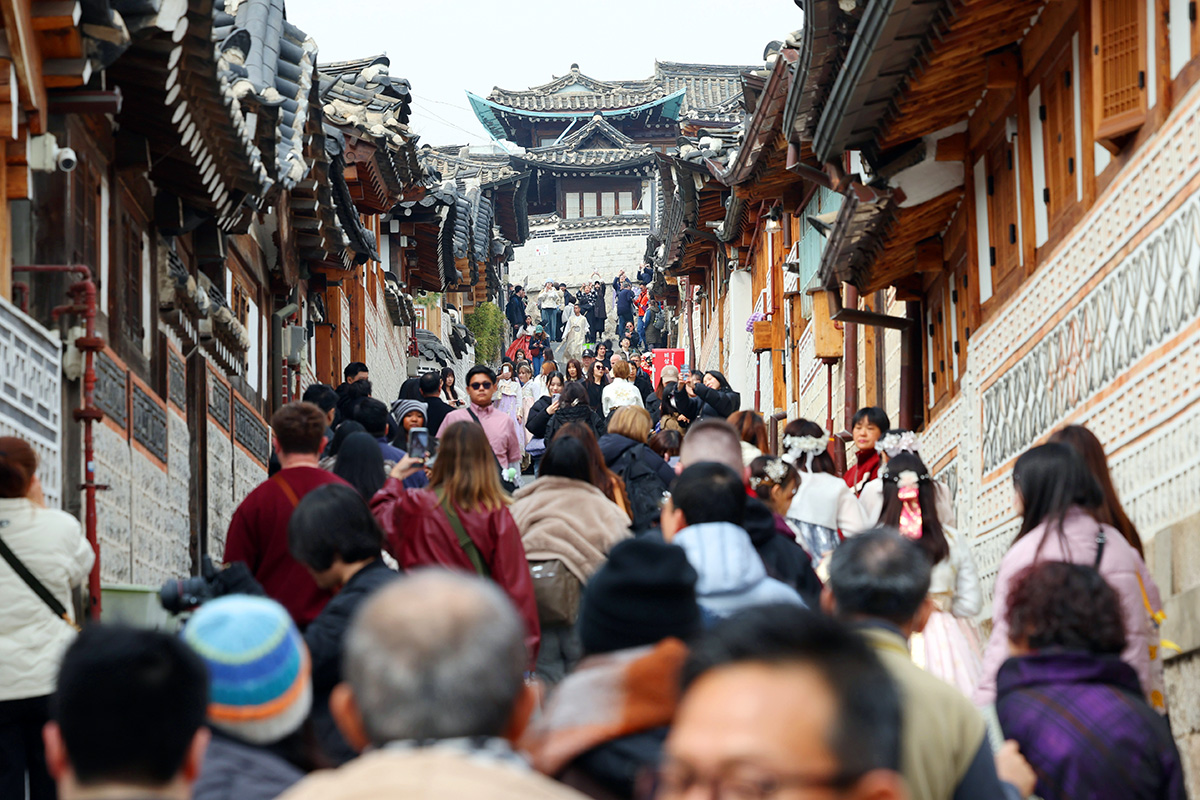 La aldea tradicional de Bukchon, en el distrito de Jongno-gu, en Se&uacute;l, est&aacute; repleta de turistas el 16 de marzo. 