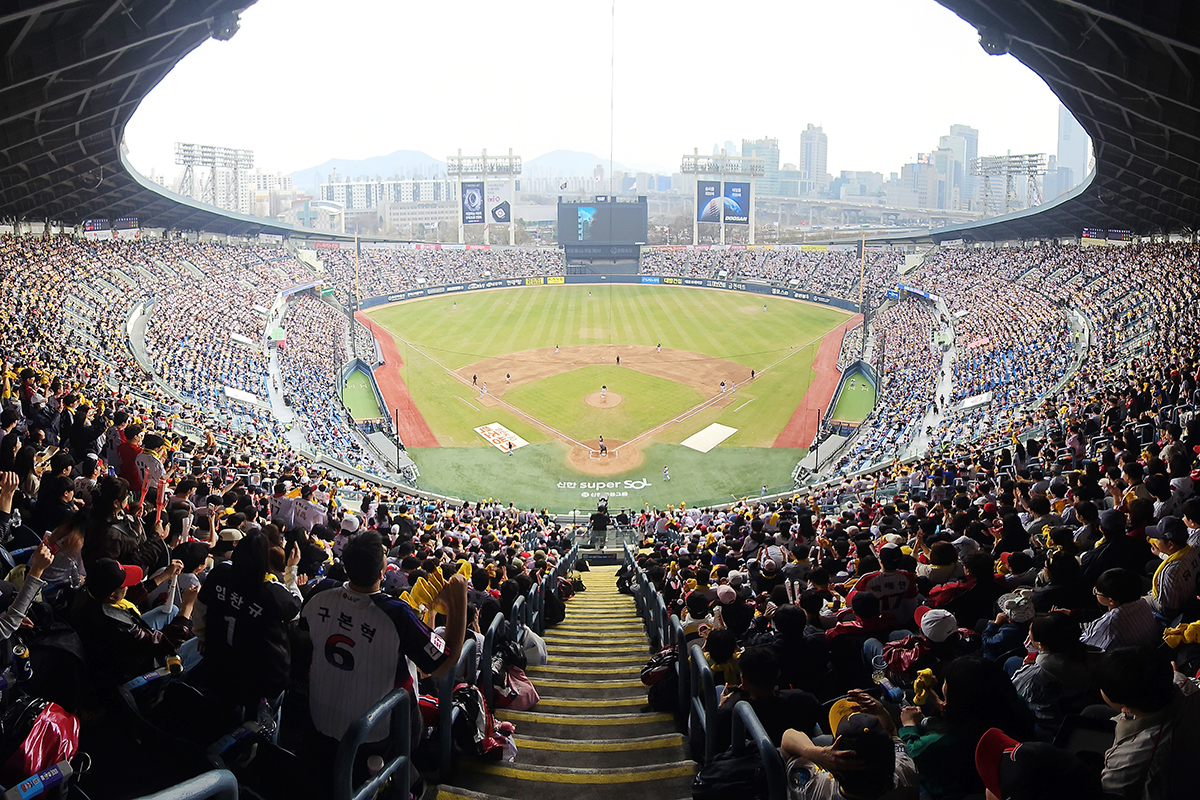El 29 de marzo, el Estadio de B&eacute;isbol de Jamsil, en la capital, registra un lleno absoluto para el partido inaugural de la temporada 2026 de la Organizaci&oacute;n de B&eacute;isbol de Corea (KBO, por sus siglas en ingl&eacute;s) entre los KT Wiz de Suwon y los LG Twins de Se&uacute;l. Por segundo a&ntilde;o consecutivo, las entradas para todos los juegos se han agotado en tan solo dos d&iacute;as.