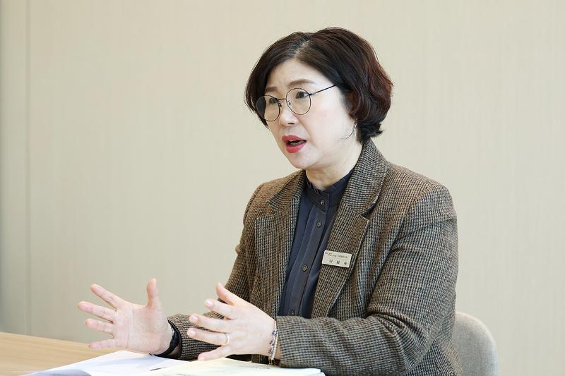 El 4 de marzo, la directora de la División de Cultura Familiar de Gimpo, Lee Hoe Sook, explica el proceso de notificación y seguimiento del ingreso de los niños extranjeros a la escuela primaria, durante una entrevista realizada en la Alcaldía de Gimpo, en la provincia de Gyeonggi-do. | Park Daejin