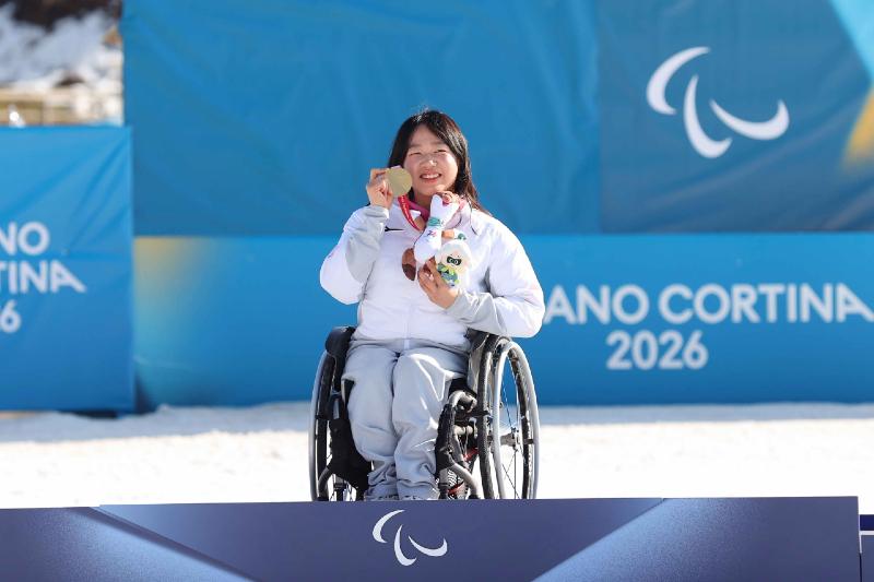 El 8 de marzo (hora local), la esquiadora nórdica Kim Yun-ji sostiene su medalla de oro tras obtener el primer lugar en la prueba individual femenina de biatlón sentado (12.5 km), celebrada en el Estadio de Esquí de Fondo de Tesero, en Italia.