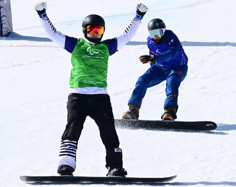 El 8 de marzo (hora local), Jehyuk celebra tras obtener el tercer lugar en la final masculina de snowboard cross (clase SB-LL2) celebrada en el Cortina Para Snowboard Park, en Italia.