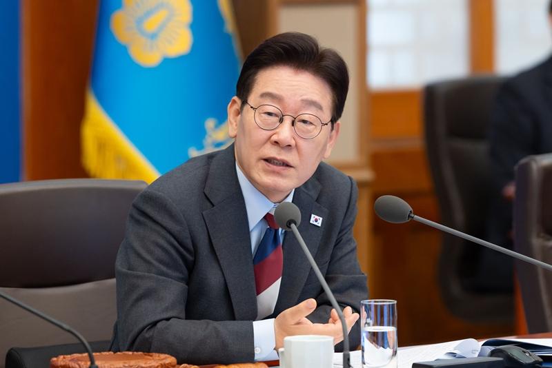 El presidente Lee Jae Myung preside una reunión del Gabinete dedicada a la respuesta a la situación en Oriente Medio, el 10 de marzo, en la oficina presidencial Cheong Wa Dae, en Seúl. | Agencia de Noticias Yonhap 