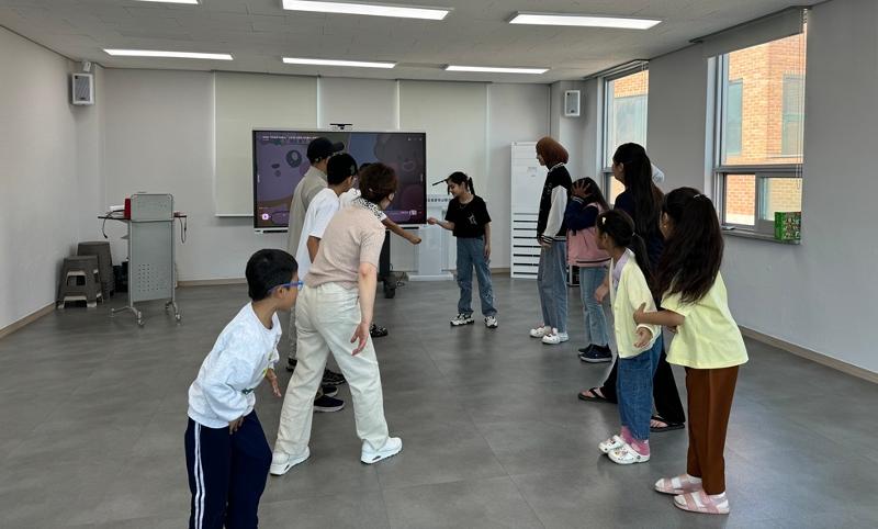 La foto muestra a unos niños extranjeros participando en juego, durante una clase de coreano realizada en el Centro de Intercambio Intercultural, en la ciudad de Gimpo en la provincia de Gyeonggi-do. | Centro de Intercambio Intercultural