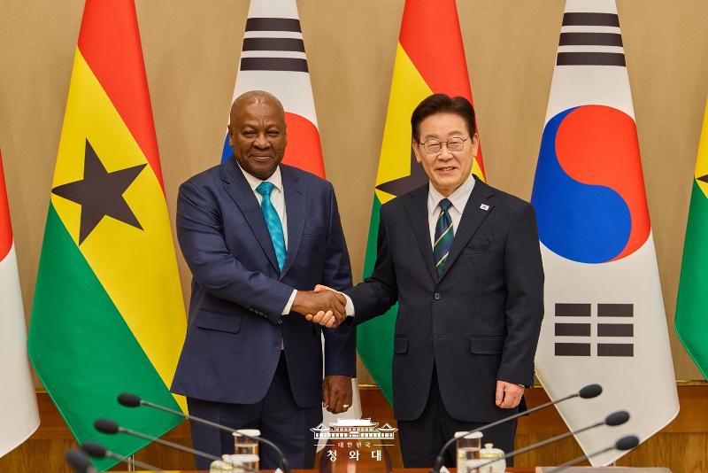 El presidente de Corea, Lee Jae Myung (dcha.), posa para una foto con su hom&oacute;logo de Ghana, John Dramani Mahama, durante un encuentro celebrado, el 11 de marzo de 2026, en la oficina presidencial surcoreana, Cheong Wa Dae, en Se&uacute;l.