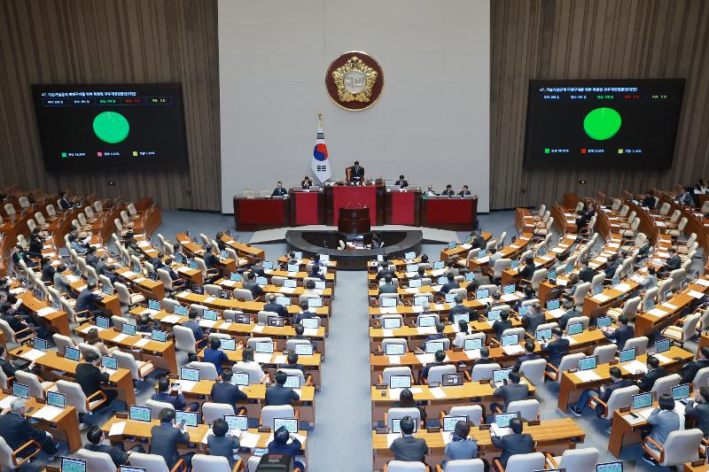 La foto, tomada el 12 de marzo, muestra la sesión plenaria de la Asamblea Nacional, donde se aprobó la Ley Especial para la Operación y Gestión de Inversiones Estratégicas entre la República de Corea y los Estados Unidos. | Agencia de Noticias Yonhap