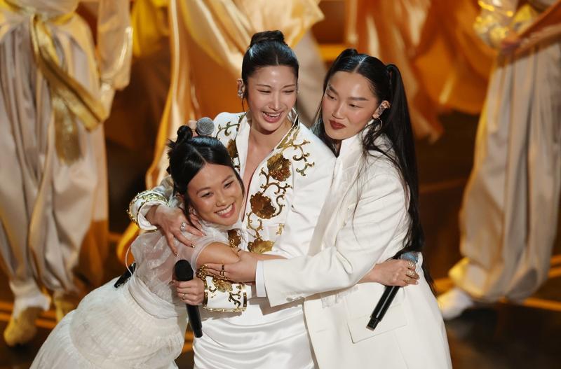 Rei Ami (izda.), EJAE (centro) y Audrey Nuna se abrazan al ganar el &Oacute;scar a la mejor canci&oacute;n original por 'Golden' en la gala celebrada el 15 de marzo (hora local) en el Dolby Theatre, en Los &Aacute;ngeles, Estados Unidos.