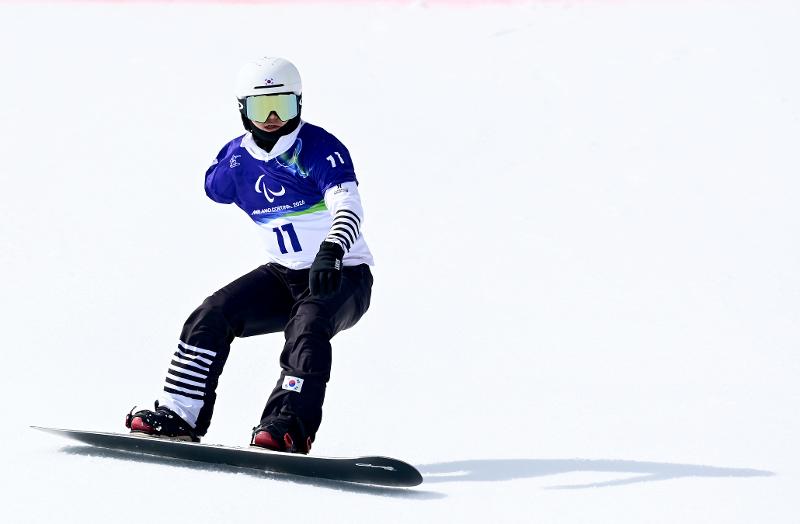 El 13 de marzo (hora local), el snowboarder Lee Chungmin desciende a gran velocidad por la pista de eslalon bancado en la prueba masculina SB-UL, celebrada en el Cortina Para Snowboard Park. | Comité Paralímpico de Corea