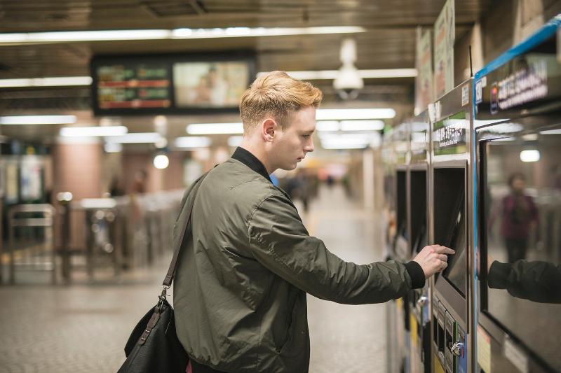 Una persona utiliza una m&aacute;quina de recarga de la tarjeta de transporte en una estaci&oacute;n de metro de Se&uacute;l. | iclickart (La reproducci&oacute;n o redistribuci&oacute;n no autorizada de esta imagen est&aacute; prohibida de acuerdo con las leyes de derechos de autor).
