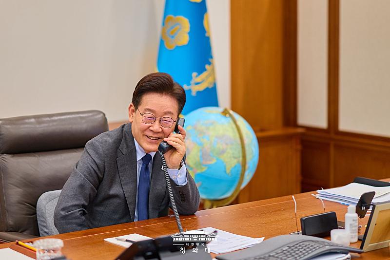 El presidente Lee Jae Myung habla por teléfono con el primer ministro de Nueva Zelanda, Christopher Luxon, el 24 de marzo, en su oficina Cheong Wa Dae. | Cheong Wa Dae
