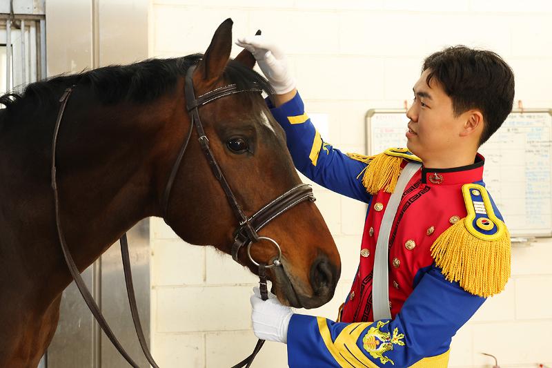  El cadete de cuarto año Her junseok conecta profundamente con su caballo a través de la mirada. Fundada en 1966, la unidad de caballería es el símbolo vivo de los valores de la KMA: un espacio donde los futuros oficiales cultivan el espíritu de los guerreros de élite, conocidos como hwarang, y la grandeza de espíritu, forjando la fortaleza física y la audacia templada que exige el liderazgo milita