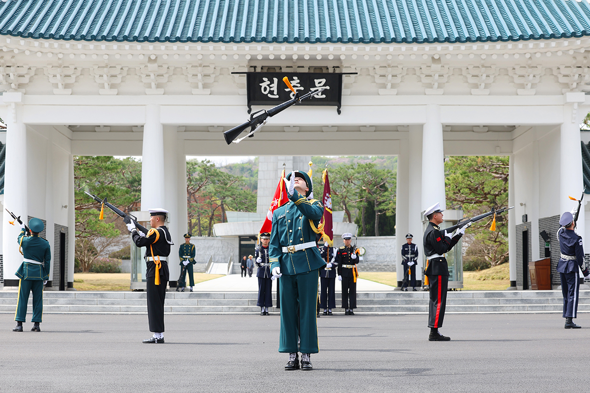 El 14 de abril, la unidad de guardia de honor del Ministerio de Defensa Nacional realiza un desfile militar, durante la ceremonia regular de la guardia de honor en la puerta Hyeonchungmun, celebrada en el Cementerio Nacional de Se&uacute;l, en el distrito de Dongjak-gu, en la capital coreana. 