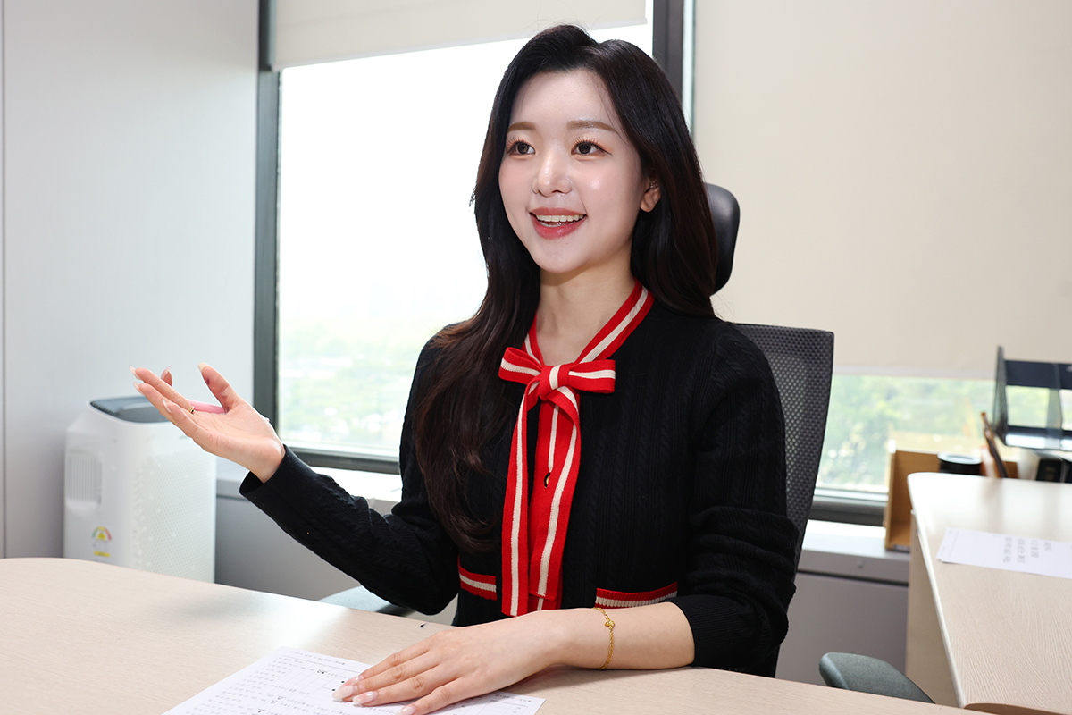 Roh Heeji habla sobre su trayectoria en una entrevista con Korea.net el 15 de abril en KBS.