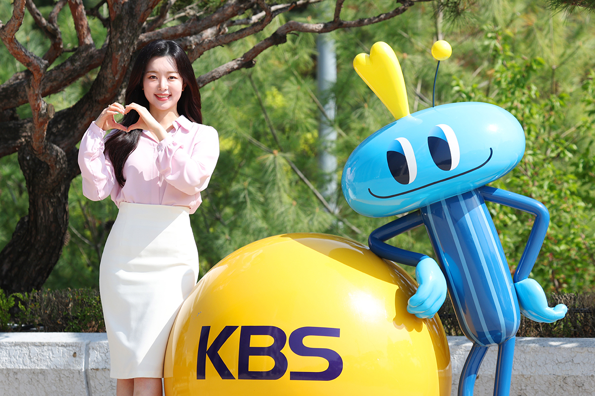 Roh posa con la mascota de KBS.