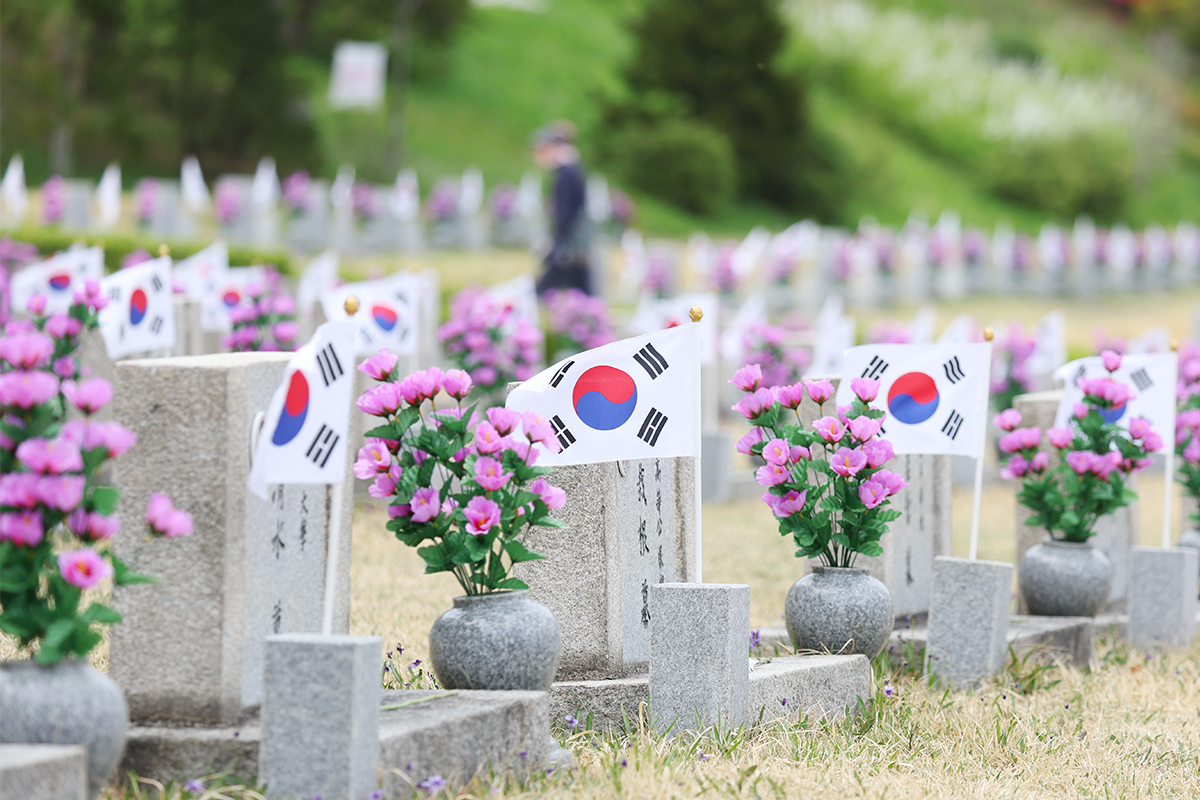 La foto, tomada el 17 de abril, muestra las tumbas de los h&eacute;roes de la Revoluci&oacute;n de 1960 decoradas con flores y la bandera nacional, en el Cementerio Nacional del 19 de Abril, en el distrito Gangbuk-gu, en Se&uacute;l.