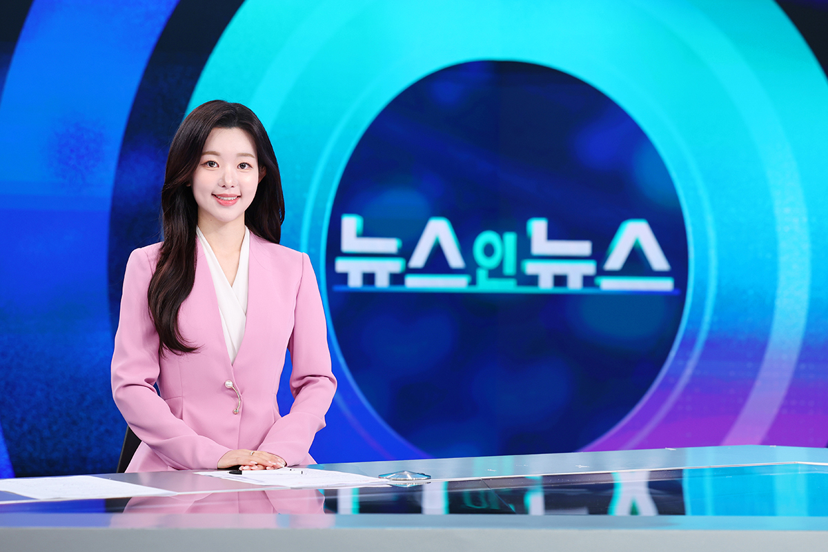 La presentadora Roh Heeji posa en el estudio de noticias de Korea Broadcasting Station el 15 de abril.