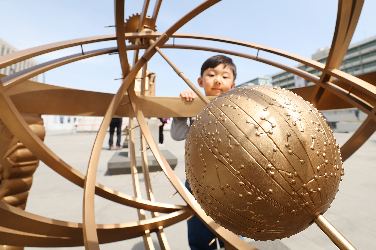 El 21 de abril, un ni&ntilde;o contempla con asombro una r&eacute;plica de la esfera armilar Honcheonui, en la plaza Gwanghwamun, en el centro de Se&uacute;l. Este instrumento fue el pilar de la observaci&oacute;n astron&oacute;mica durante la dinast&iacute;a Joseon.