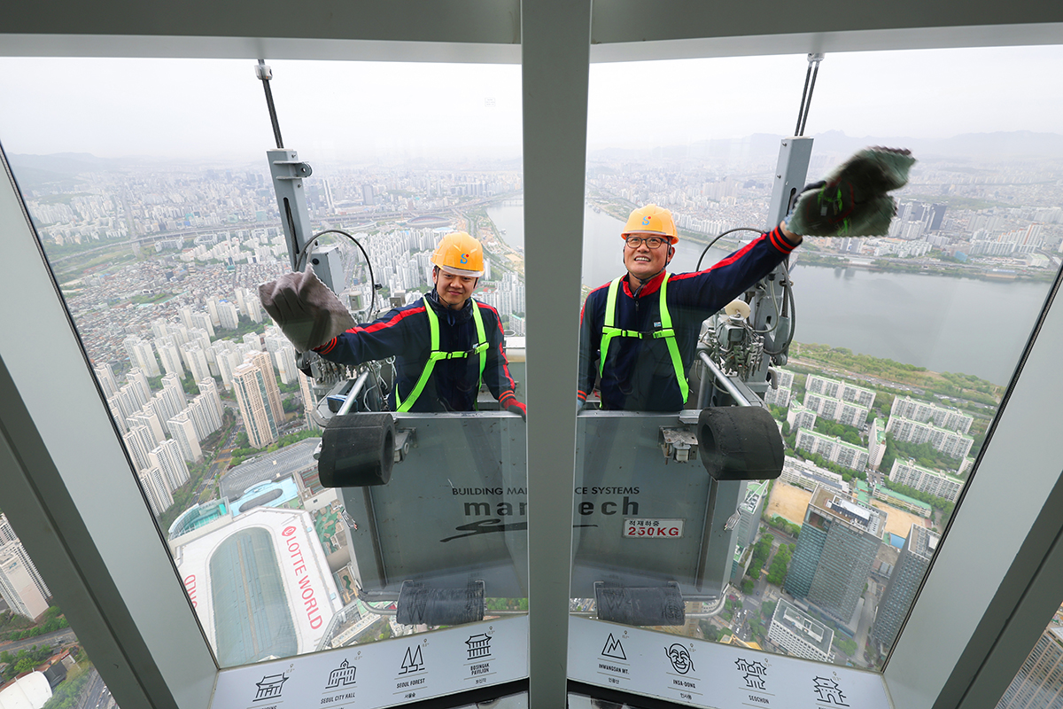 El 22 de abril, con motivo de la llegada de la primavera, el personal realiza labores de limpieza en la fachada del Seoul Sky de la Lotte World Tower, ubicada en el distrito de Songpa-gu, en la capital coreana.