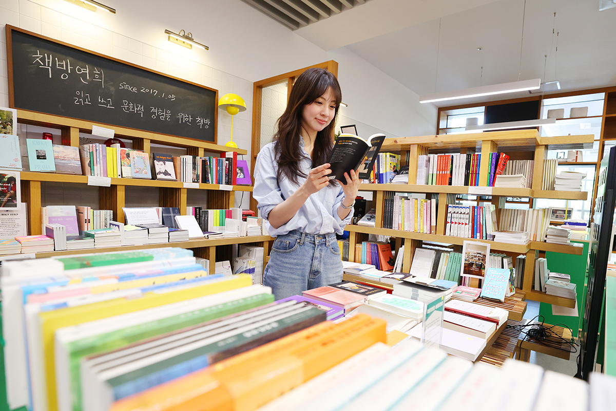 El 23 de abril, Día Mundial del Libro y del Derecho de Autor, una ciudadana se sumerge en la lectura, en la librería independiente Chaegbang Yeonhui, en el distrito de Jongno-gu, Seúl.