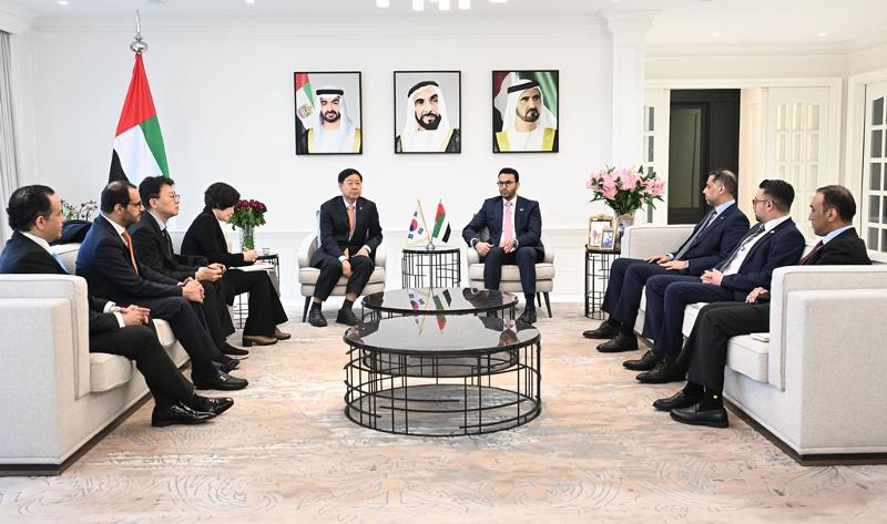 El ministro de Finanzas y Economía de Corea, Koo Yun Cheol (centro, a la izda.), habla con los embajadores de los seis países del CCG -los EAU, Baréin, Arabia Saudita, Omán, Catar y Kuwait-, el 3 de abril, en la residencia del embajador emiratí en Seúl. | Ministerio de Economía y Finanzas