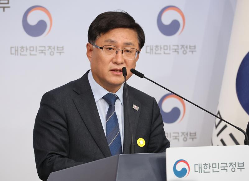 El ministro de Clima, Energ&iacute;a y Medio Ambiente, Kim Sungwhan, anuncia el plan de transici&oacute;n energ&eacute;tica de su ministerio en una conferencia de prensa celebrada el 6 de abril en el complejo gubernamental de Se&uacute;l, en el distrito de Jongno-gu. | Agencia de Noticias Yonhap