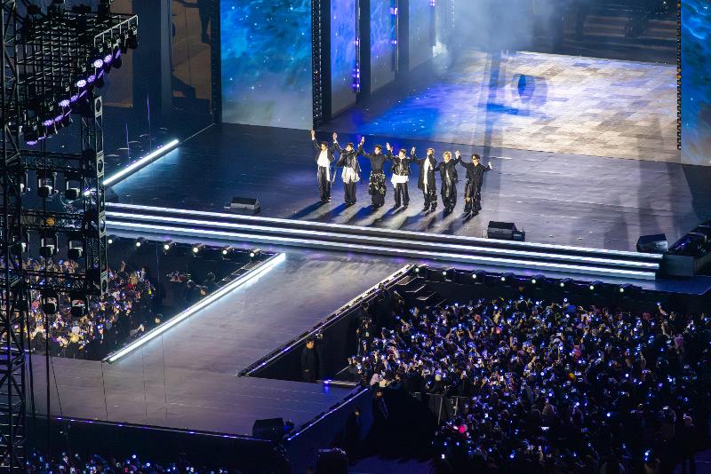 Los integrantes de la agrupaci&oacute;n de K-pop BTS saludan al p&uacute;blico durante su concierto 'BTS Comeback Live: ARIRANG', celebrado el 21 de marzo en la plaza Gwanghwamun, en Se&uacute;l. | BigHit Music / NetflixBigHit Music / Netflix