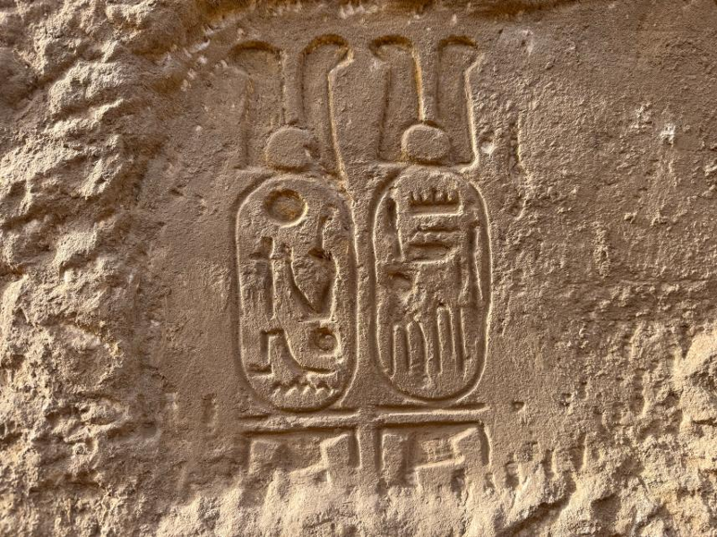 El Servicio de Patrimonio de Corea y la Universidad Nacional de Patrimonio de Corea anuncian el 9 de abril el descubrimiento de un cartucho de Rams&eacute;s II durante los trabajos de restauraci&oacute;n del Ramesseum, el templo funerario del fara&oacute;n, en Luxor, Egipto. | Servicio de Patrimonio de Corea