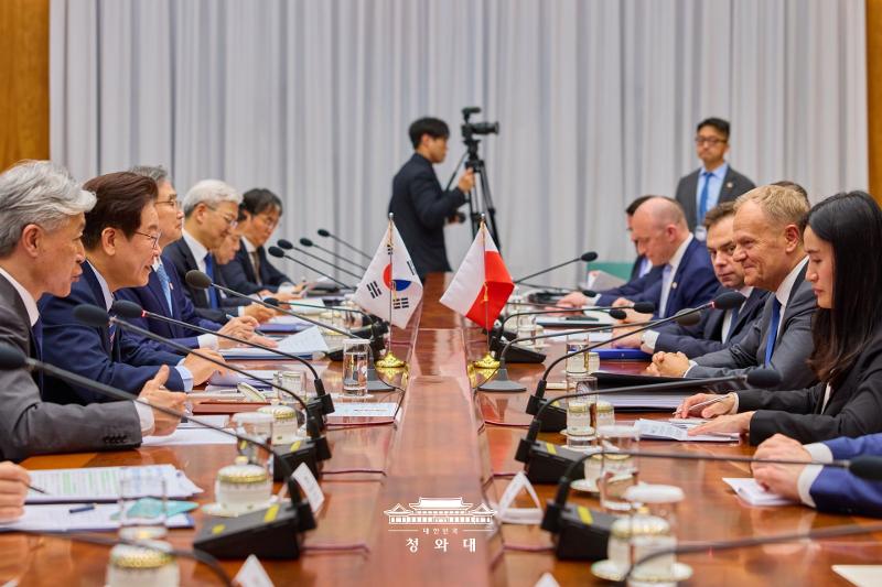 El 13 de abril, el presidente coreano, Lee Jae Myung (segundo desde la izda.) y el primer ministro de Polonia, Donald Tusk (segundo desde la dcha.) dialogan durante la cumbre, celebrada en la oficina presidencial, Cheong Wa Dae, en Seúl. | Cheong Wa Dae