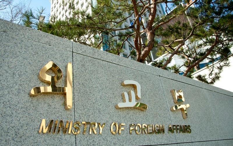 La foto muestra la fachada del Ministerio de Asuntos Exteriores, en Seúl. El ministerio anunció el 15 de abril la aprobación de una partida de 2 millones de dólares a Líbano, a través de organismos como el Fondo de las Naciones Unidas para la Infancia (UNICEF, por sus siglas en inglés) y el Alto Comisionado de las Naciones Unidas para los Refugiados (ACNUR), así como 500,000 dólares a Irán a través del Comité Internacional de la Cruz Roja (CICR). | Ministerio de Asuntos Exteriores