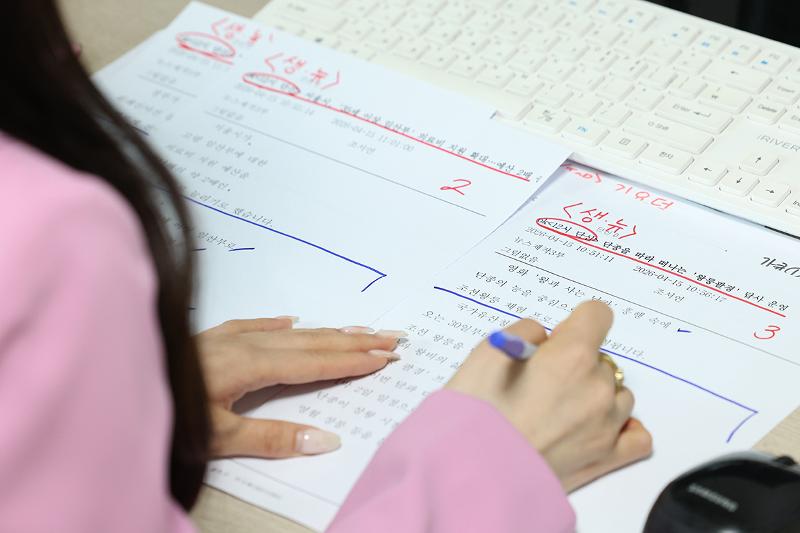 Roh revisa su guion antes de comenzar su presentación.