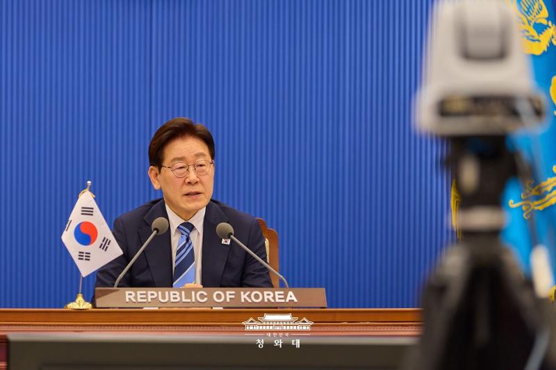 El presidente coreano Lee Jae Myung participa en la videoconferencia internacional sobre la iniciativa multilateral defensiva para restaurar la libertad de navegaci&oacute;n en el estrecho de Ormuz, el 17 de abril, desde la oficina presidencial Cheong Wa Dae, en Se&uacute;l. | Cheong Wa Dae