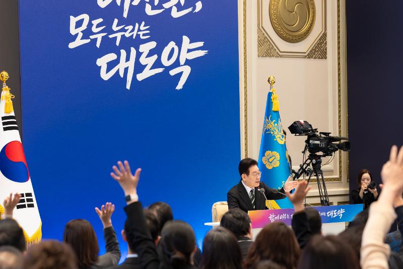 El presidente coreano Lee Jae Myung se dirige a los medios durante la conferencia de prensa de Año Nuevo, celebrada el 21 de enero en la oficina presidencial de Cheong Wa Dae, en Seúl. Ese día, el mandatario expresó su voluntad de restaurar el Acuerdo Militar Integral (CMA, según sus siglas en inglés) firmado el 19 de septiembre de 2018, bajo la Administración Moon Jae-in, a fin de reanudar el diálogo entre Corea del Norte y EE. UU., así como del diálogo intercoreano. | Cheong Wa Dae