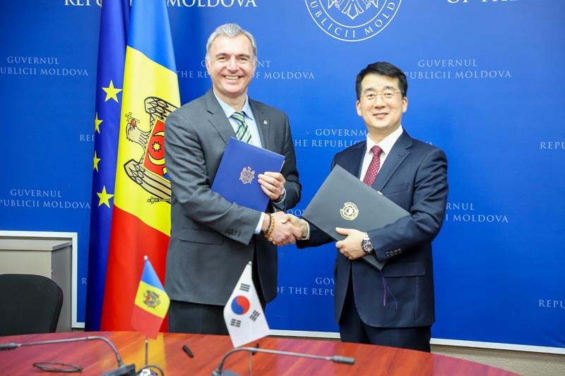 El embajador de Corea en Ucrania, Park Kichang (dcha.), y el viceprimer ministro y ministro de Desarrollo Econ&oacute;mico y Digitalizaci&oacute;n de Moldavia, Eugeniu Osmochescu, posan para una foto tras firmar el acuerdo de cooperaci&oacute;n econ&oacute;mica en Moldavia el 17 de febrero (hora local). | Ministerio de Asuntos Exteriores