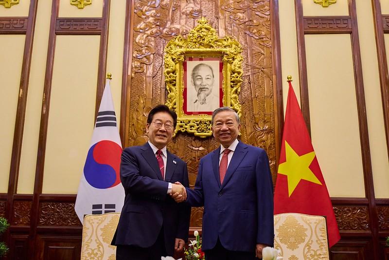 El presidente coreano, Lee Jae Myung (izda.), saluda con apretón de manos al presidente vietnamita, To Lam, el 22 de abril (hora local), en Hanói, Vietnam. | Cheong Wa Dae