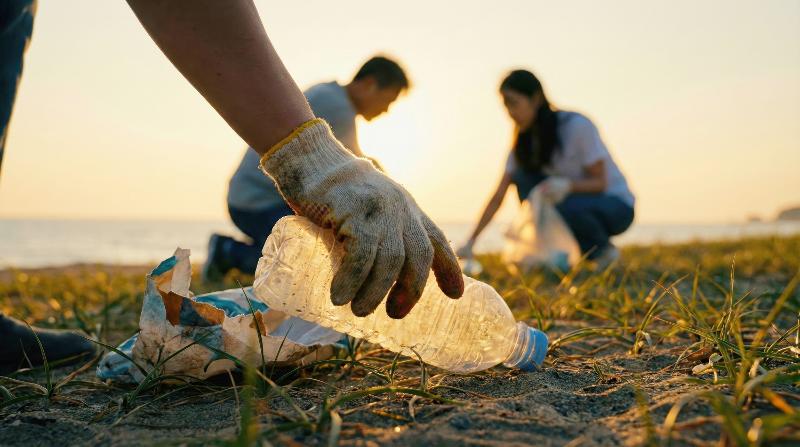 Ciudadanos coreanos participan en una jornada de limpieza para retirar desechos pl&aacute;sticos de una playa, reflejando la creciente conciencia ambiental en el pa&iacute;s. | iClick Art (La reproducci&oacute;n o redistribuci&oacute;n no autorizada de esta imagen est&aacute; prohibida de acuerdo con las leyes de derechos de autor)