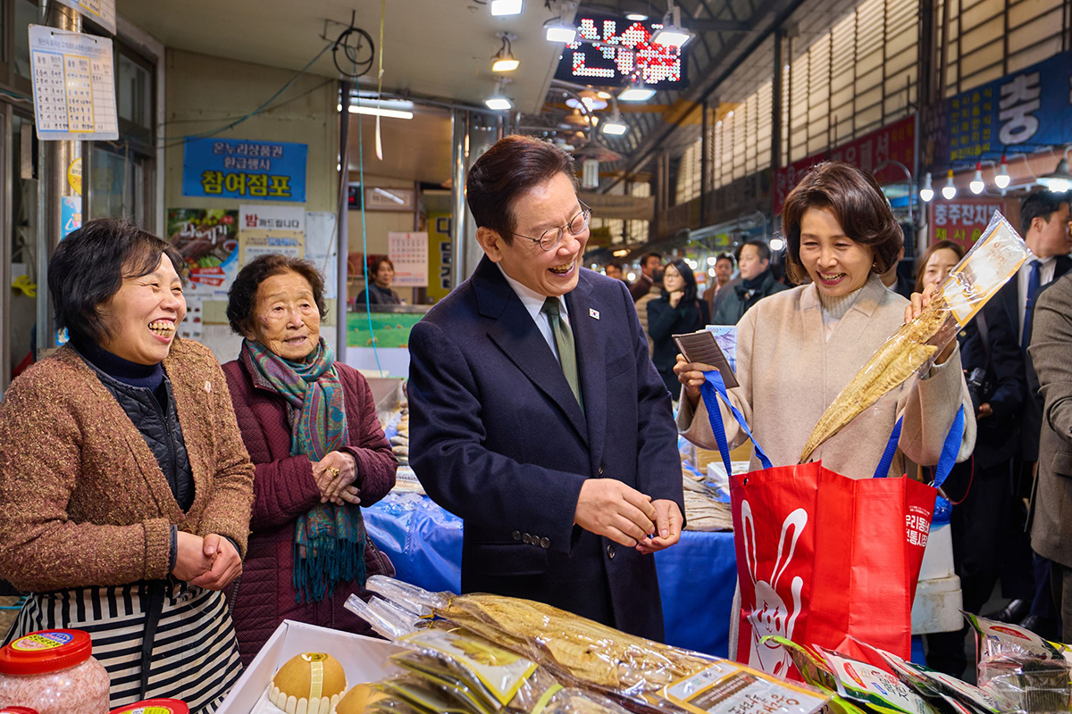 El 11 de febrero, el presidente coreano Lee Jae Myung (tercero desde la izda.) y la primera dama Kim Hea Kyung (dhca.) compran artículos mientras revisan los precios de la canasta básica, durante su visita al mercado tradicional de Muhak en la ciudad de Chungju, en la provincia de Chungcheong-do. | Cheong Wa Dae