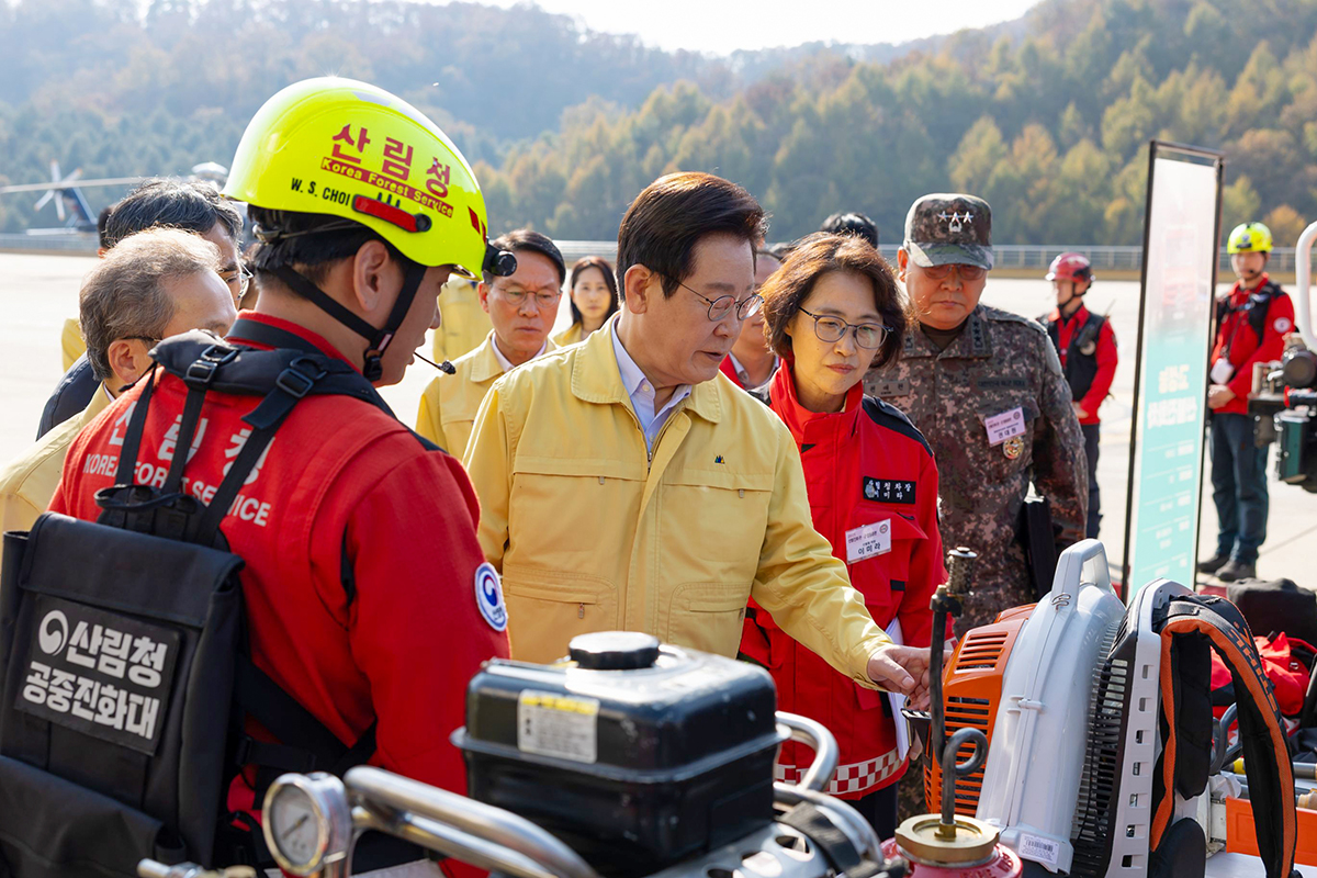 El presidente coreano Lee Jae Myung inspecciona los equipos de respuesta durante su visita al simulacro conjunto civil-militar de extinción de incendios forestales, celebrado el 6 de noviembre de 2025. | Cheong Wa Dae