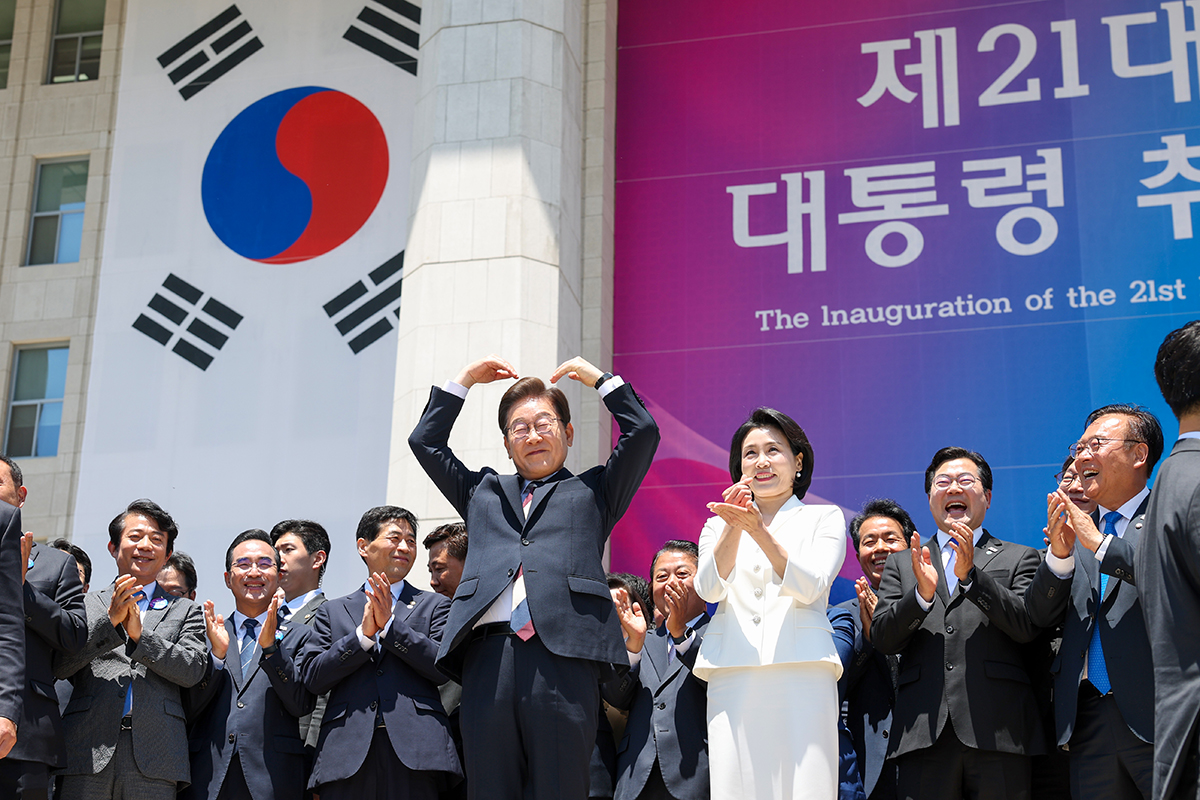 El presidente coreano Lee Jae Myung (izda.) y la primera dama Kim Hea Kyung dibujan un corazón con sus manos al finalizar la ceremonia de investidura, celebrada el 4 de junio de 2025 en la Asamblea Nacional, en Yeouido, Seúl. | Lee Jeong Woo