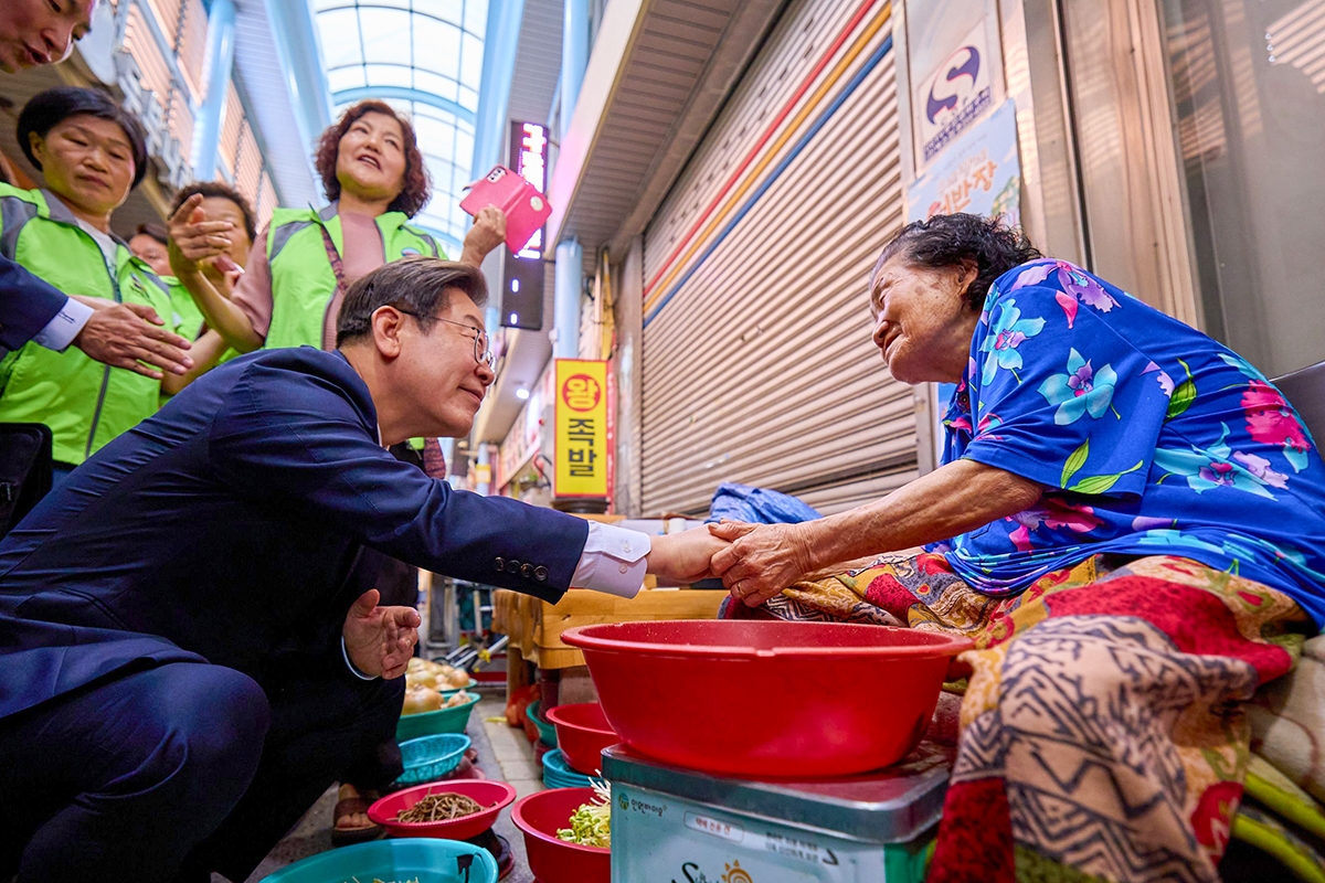 El 20 de junio de 2025, el presidente coreano Lee Jae Myung estrecha la mano de una comerciante durante su visita al Mercado de los Alpes de Eonyang, en Ulsan. |  Cheong Wa Dae 