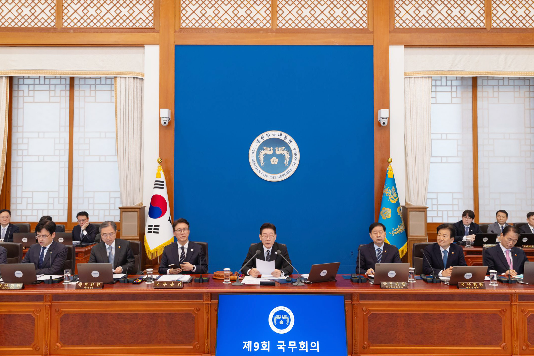 El presidente coreano Lee Jae-myung interviene en la 9.ª reunión del Consejo de Ministros, celebrada el 10 de marzo en la oficina presidencial Cheong Wa Dae, en Seúl. Ese día, la reunión fue transmitida en vivo. | Cheong Wa Dae