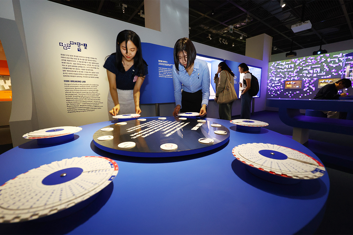 El 12 de mayo, unas participantes experimentan uno de los juegos instalados en la exposición especial sobre el hangeul (alfabeto coreano), en el Museo Nacional de Folclore de Corea, en el distrito de Jongno-gu, en Seúl. Esta exposición fue organizada conjuntamente por el Museo Nacional del Hangeul y el Museo Nacional de Folclore de Corea para conmemorar el centenario del Día del Hangeul.