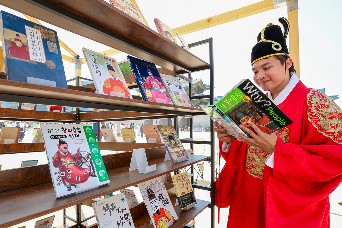 Una persona lee un libro sobre el rey Sejong durante el evento conmemorativo del 629&ordm; aniversario del nacimiento del rey Sejong el Grande, el 15 de mayo en la plaza Heungnyemun del palacio Gyeongbokgung, en el distrito de Jongno-gu, en Se&uacute;l.
