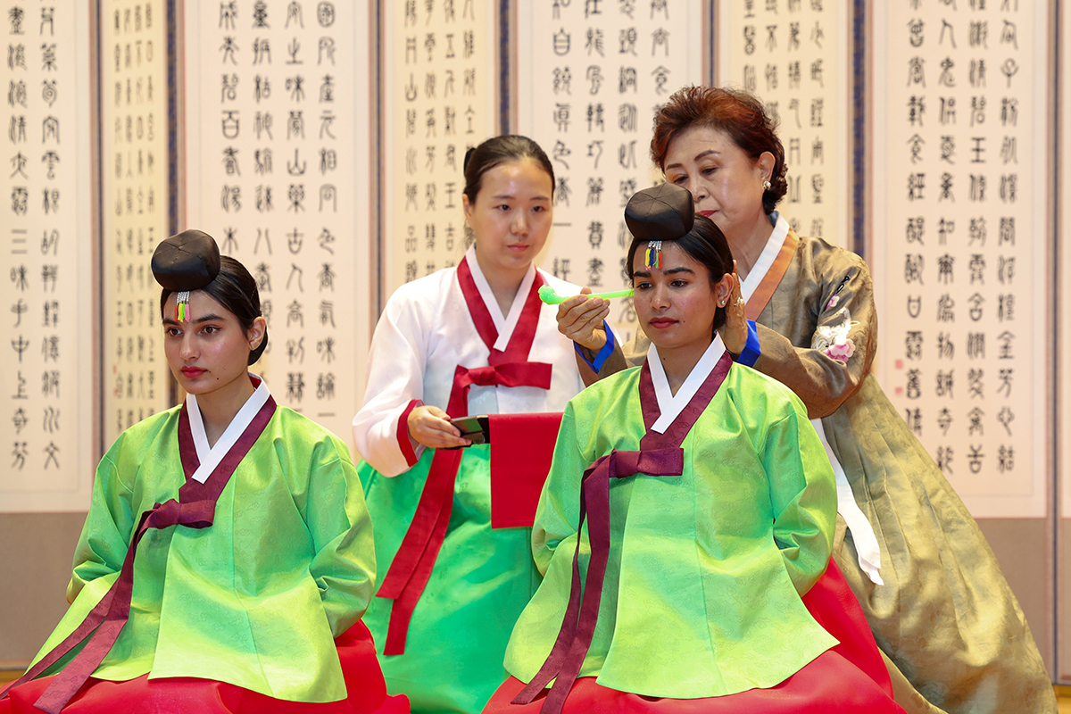 Unas estudiantes extranjeras participan en el rito tradicional de mayoría de edad, el 18 de mayo, Día de la Mayoría de Edad, en la Universidad Eulji, en Seongnam, provincia de Gyeonggi-do. 