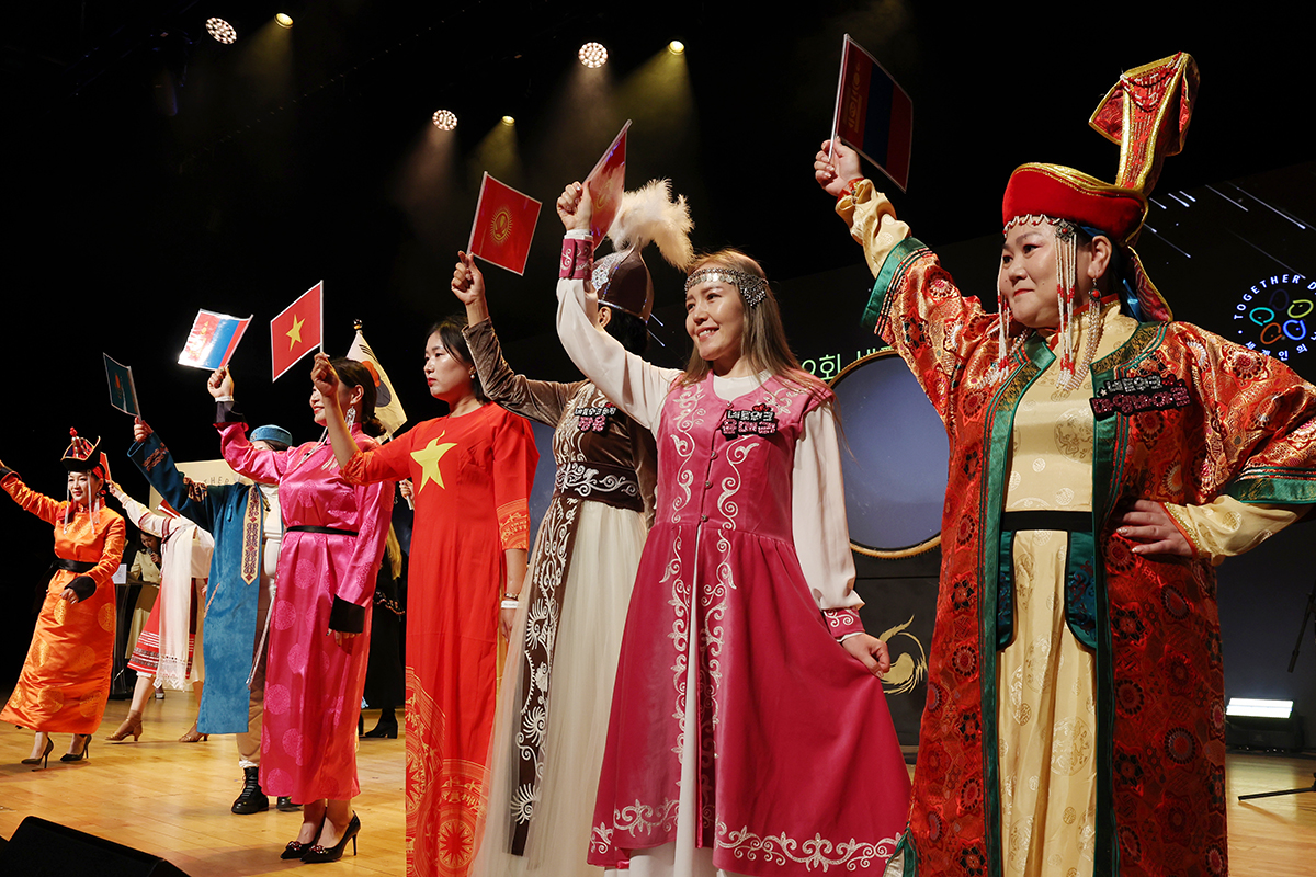Un desfile de moda con trajes tradicionales de diferentes pa&iacute;ses del mundo se celebra con motivo del 