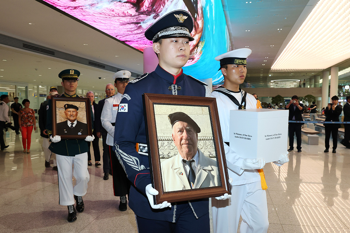 Una ceremonia de repatriaci&oacute;n de los restos mortales de veteranos franceses de las Naciones Unidas que combatieron en la Guerra de Corea se celebra el 26 de mayo en el Aeropuerto Internacional de Incheon. 