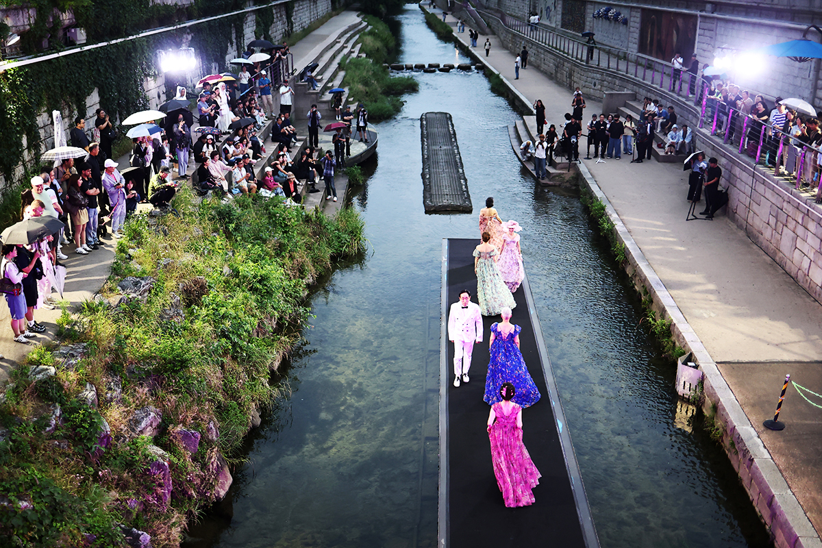 La foto muestra el colorido desfile de moda al aire libre celebrado el 27 de mayo bajo el puente Ogansugyo del arroyo Cheonggyecheon, en el distrito de Jongno-gu, en Seúl.